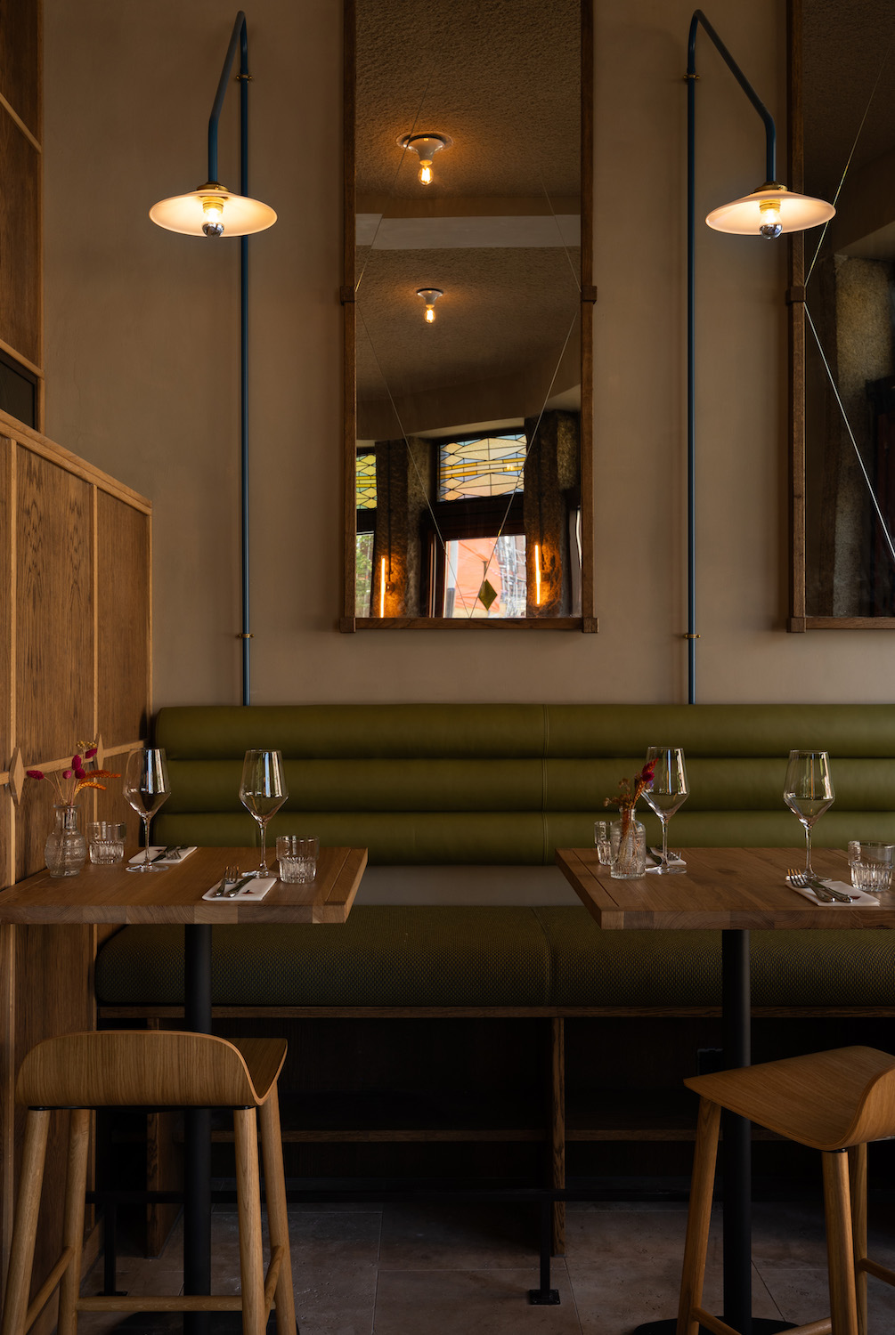 interieur Bar Jules diner lunch stoelen design licht glas-in-lood glazen bestek restaurant Amsterdam Zuid Valeriusplein